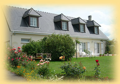 Une maison et un jardin fleuri